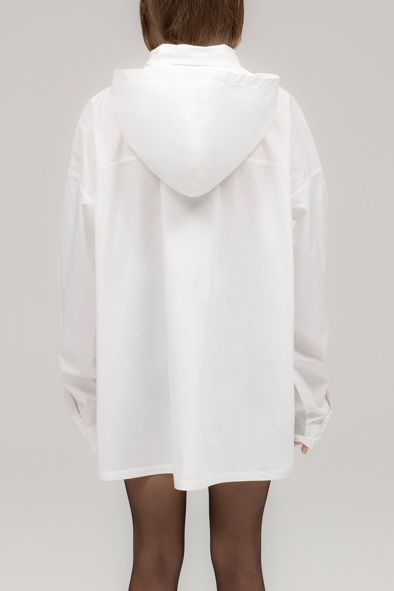 La chemise à capuche amovible