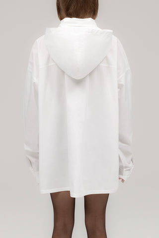 La chemise à capuche amovible