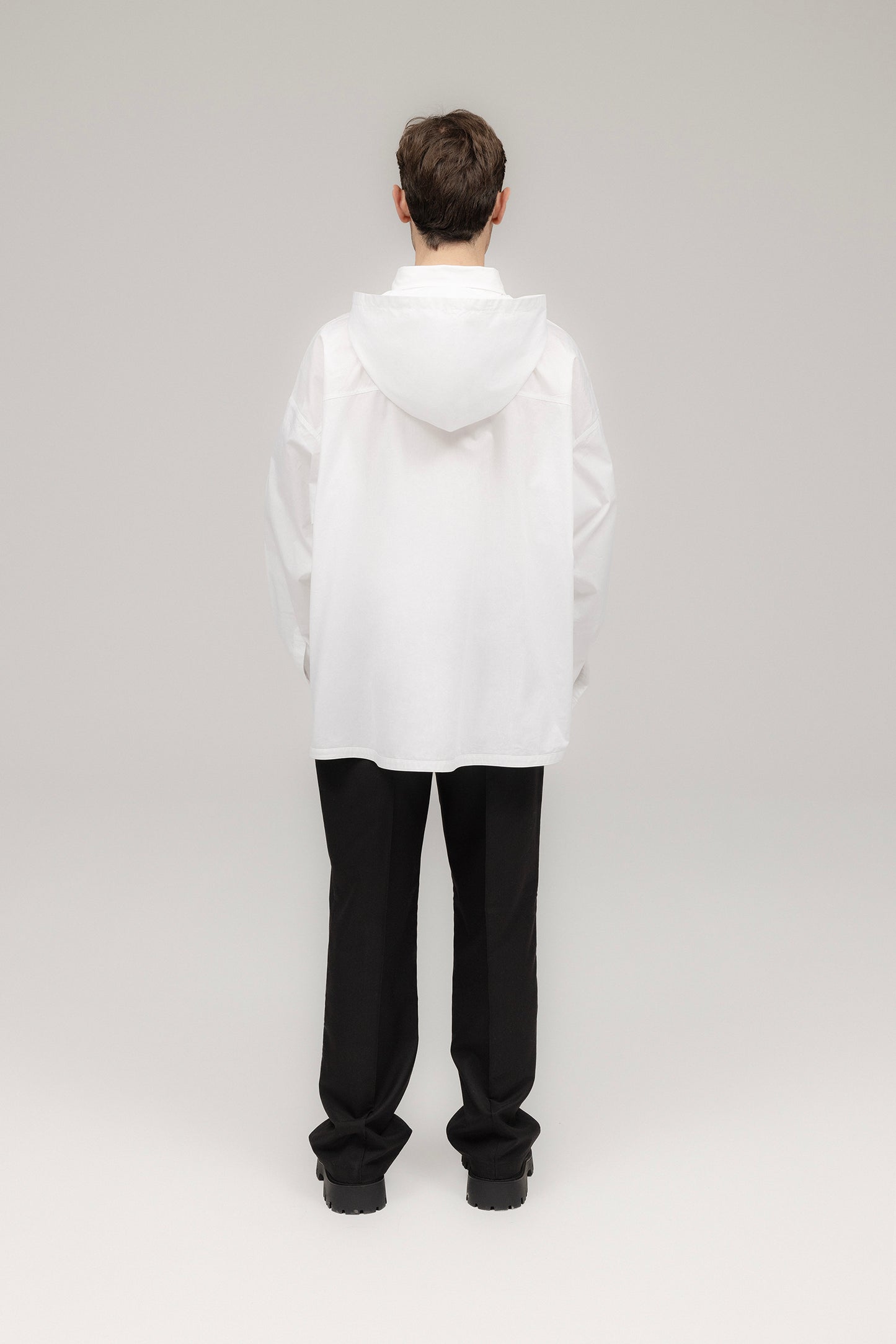 Das Shirt mit abnehmbarer Kapuze