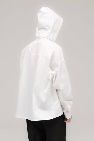 Das Shirt mit abnehmbarer Kapuze